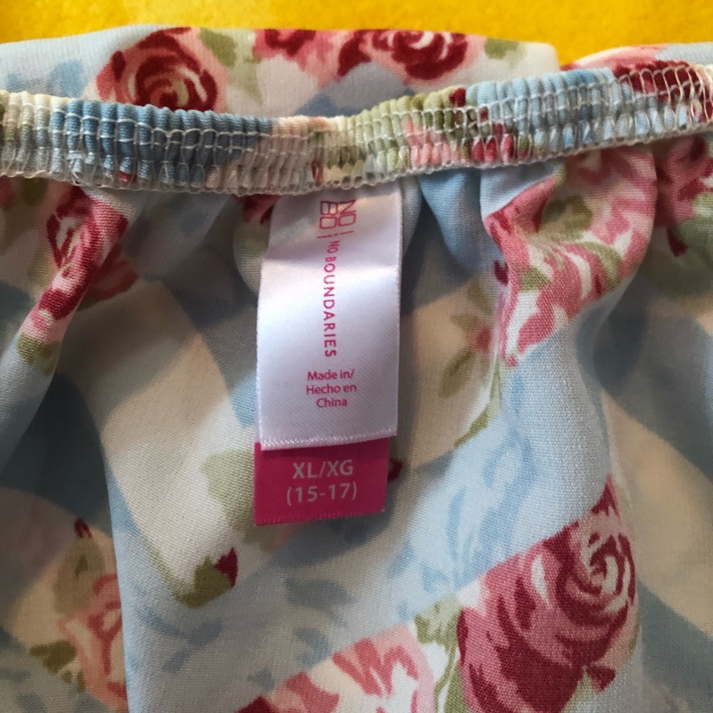 baby blue blouse with a white jagged/rose pattern - Picture 3 of 3